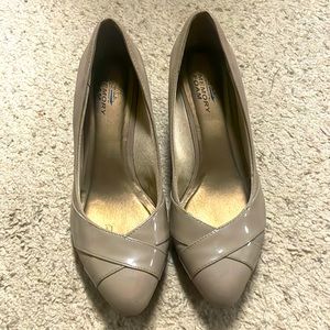 Women size 8 lifestride memory foam taupe heels